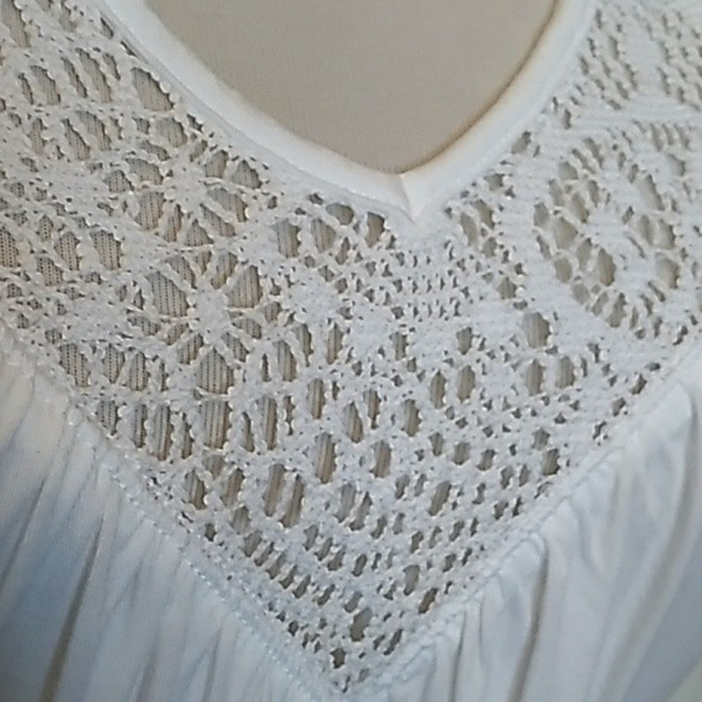 ANN TAYLOR WHITE TOP BELL SLEEVE CROCHET TRIMMER V NECK SMALL WOMENS SMALL